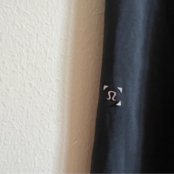 Lululemon Switch Up Short *7"
Obsidian / Dark Red - Picture 4 of 6